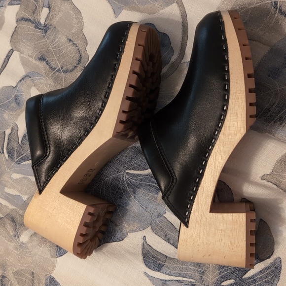 band of the free Caldera Block Heel Clog - Picture 5 of 6